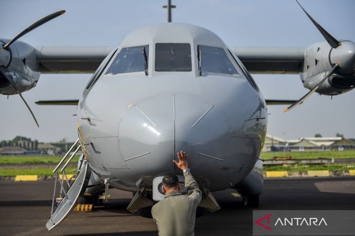 Terbang formasi Tim Cendrawasih dalam rangka HUT TNI