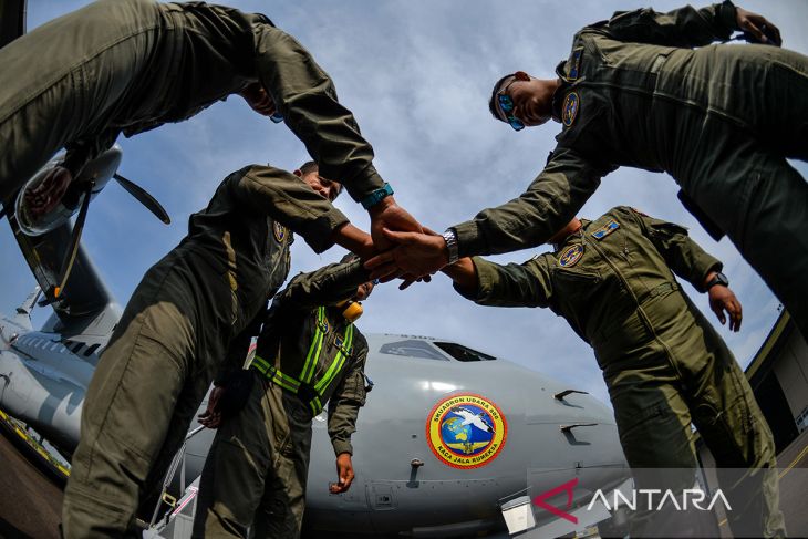 Terbang formasi Tim Cendrawasih dalam rangka HUT TNI