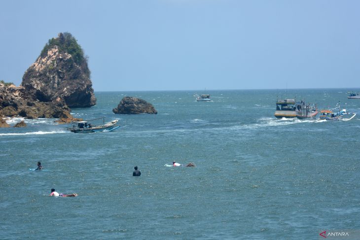 Destinasi selancar di pantai selatan Jember