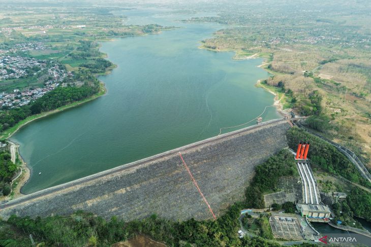 Optimalisasi Waduk Karangkates untuk pengembangan PLTS Terapung