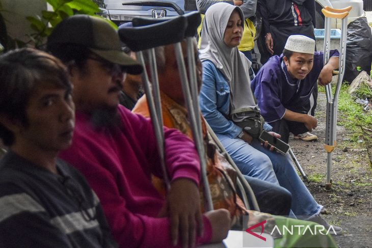 Pembagian kaki palsu gratis bagi disabilitas di Kota Tasikmalaya