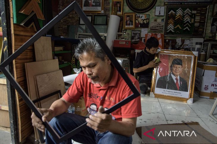 Peningkatan pesanan pigura foto Presiden terpilih