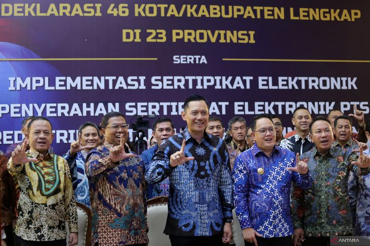 Deklarasi kota/kabupaten lengkap dan penyerahan sertipikat