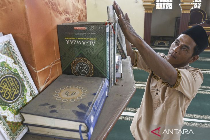 Masjid terdampak debu tambang tanah di Kronjo Tangerang