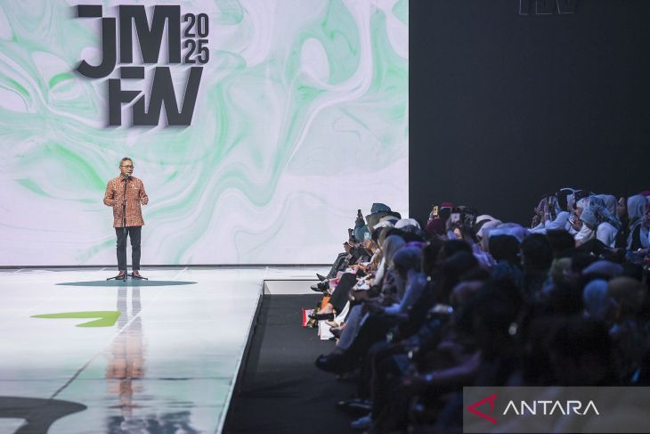 Mendag membuka Jakarta Muslim Fashion Week 2025