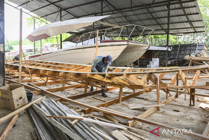 Pembuatan kapal berbahan fiber di Tangerang