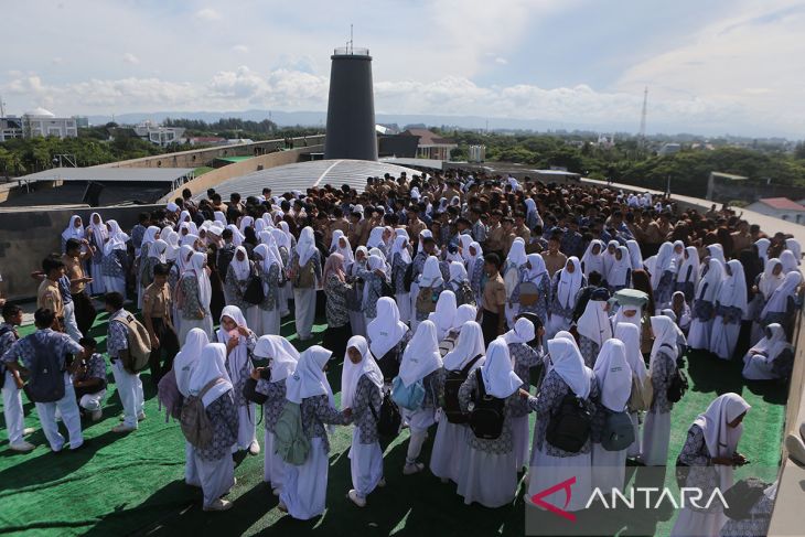 FOTO - Ribuan pelajar simulasi evakussi mandiri tsunami di Aceh