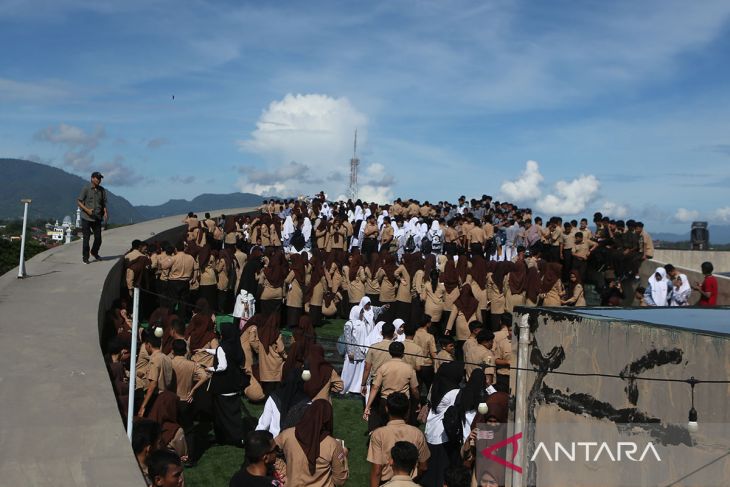 FOTO - Ribuan pelajar simulasi evakussi mandiri tsunami di Aceh