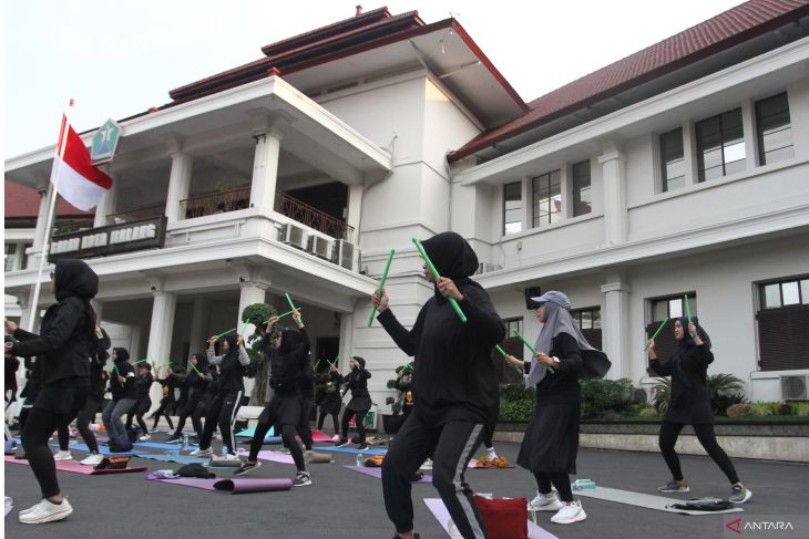 Senam pound fit massal memperingati hari kesehatan mental