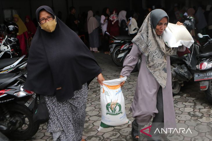 FOTO - Warga penerima manfaat peroleh bantuan beras