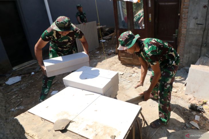 Bedah rumah oleh TNI di Kediri