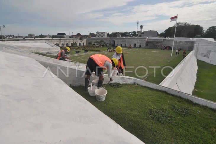 Pengecatan situs cagar budaya Benteng Marlborough