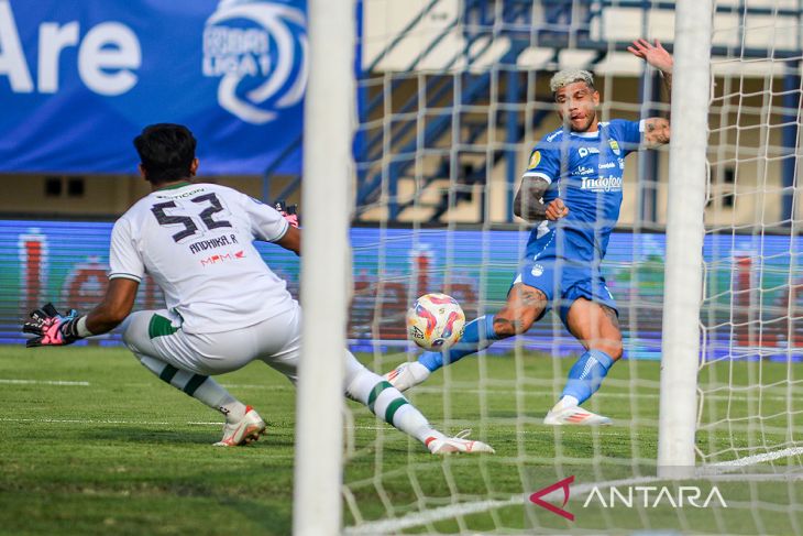 Persib Bandung melawan Persebaya