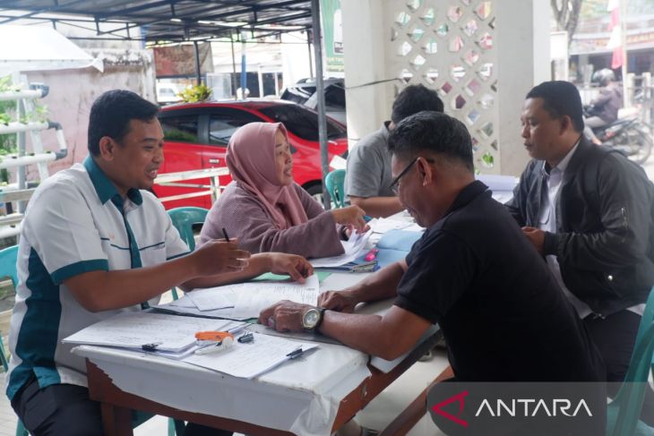 Pelayanan mobil keliling Disdukcapil di Kelurahan Saigon.