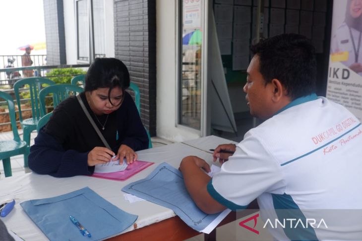 Pelayanan mobil keliling Disdukcapil di Kelurahan Saigon.