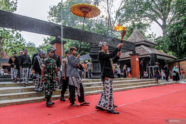 Tradisi Pengambilan Api Abadi di Bojonegoro