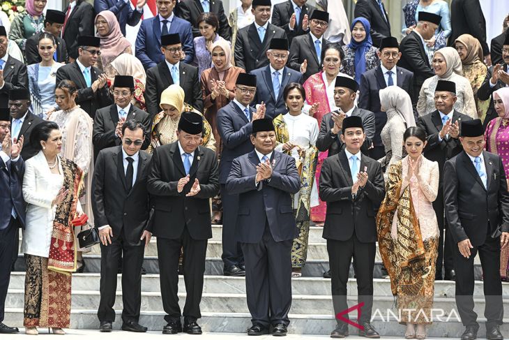 Presiden berfoto bersama Menteri Kabinet Merah Putih