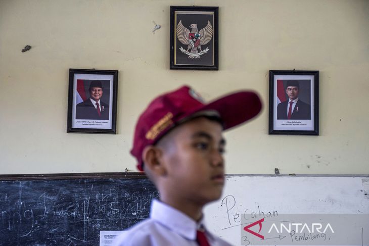 Pemasangan foto Presiden dan Wapres di sekolah Kota Cimahi