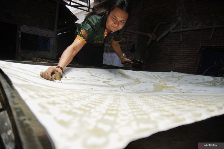 Perajin batik abstrak Lumajang