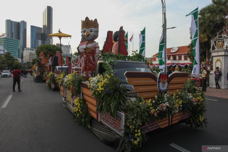 Puncak kirab maskot Pilkada 2024 di Surabaya