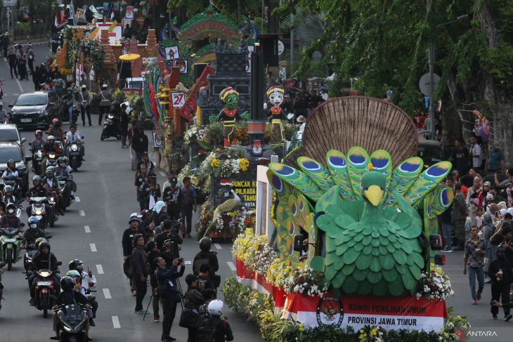 Puncak kirab maskot Pilkada 2024 di Surabaya