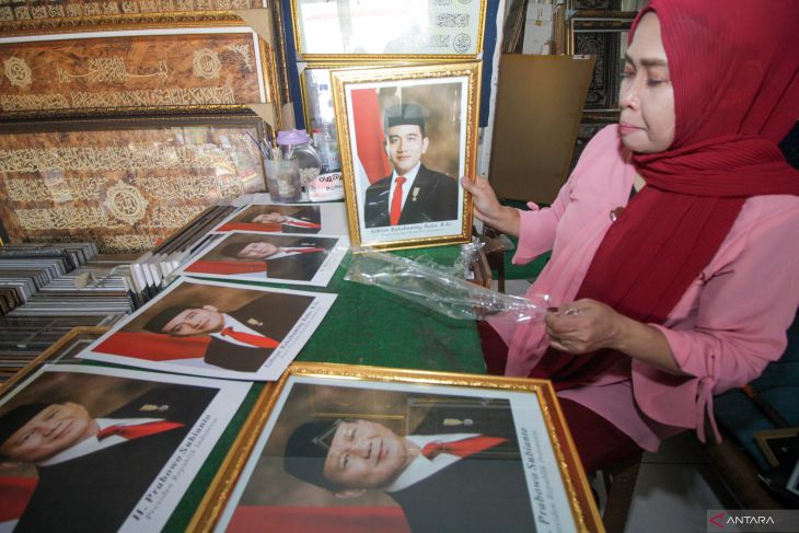 Penjualan pigura foto Presiden dan Wakil Presiden terpilih