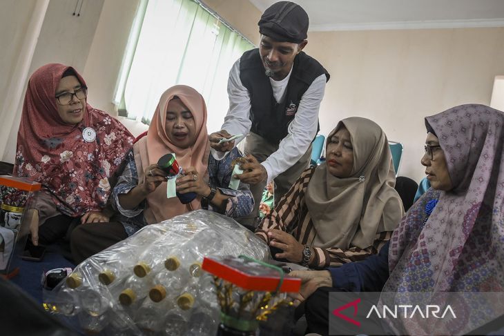 Pelatihan pemanfaatan limbah bank sampah Tangsel