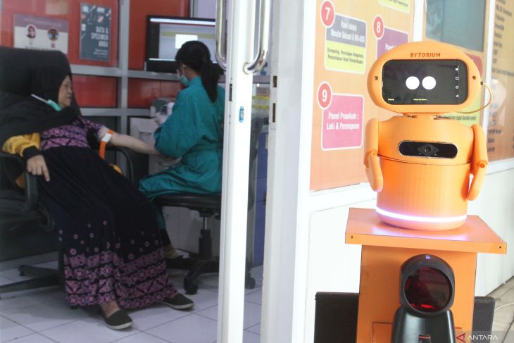 Pemanfaatan teknologi robotik AI di Puskesmas Malang