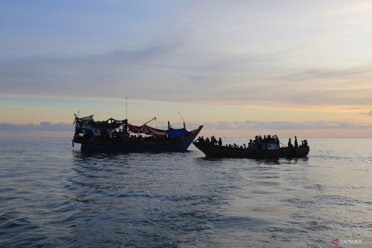 Antusiasme warga lokal melihat langsung imigran Rohingya