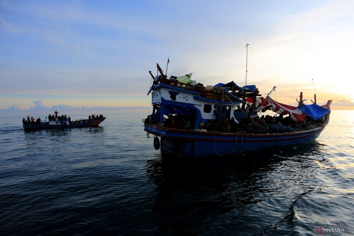 Antusiasme warga lokal melihat langsung imigran Rohingya