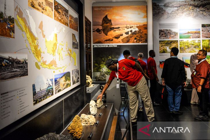 Kunjungan delegasi Afrika ke Museum Geologi