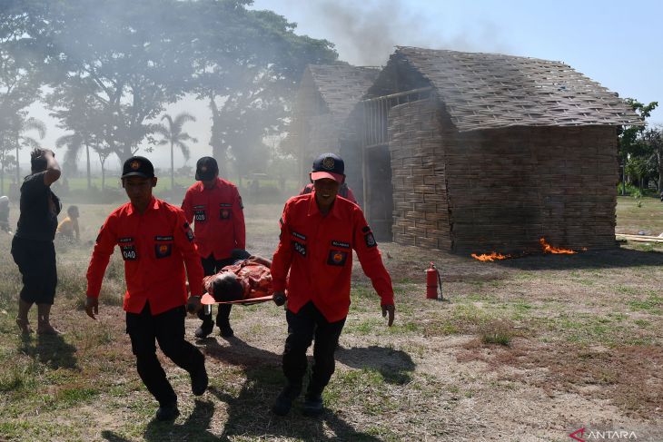 Pelatihan dan simulasi penanggulangan kebakaran di Madiun