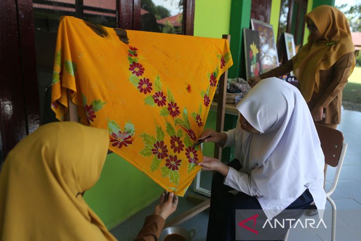 FOTO - Murid difabel belajar membatik pada hari sumpah pemuda