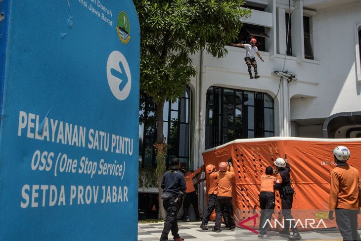 Simulasi penanganan gempa di Bandung