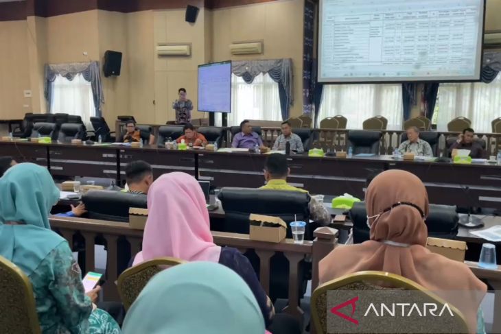 ADV - Banggar DPRD Banjarmasin bahas target pendapatan 2025