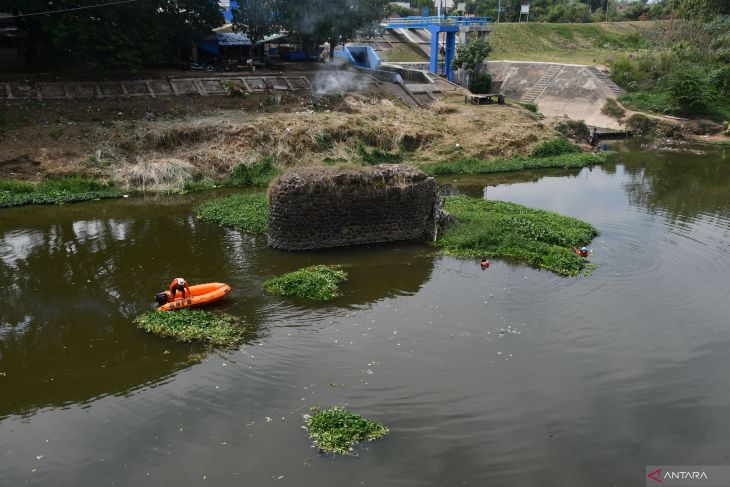 Menyingkirkan sampah sungai di Madiun