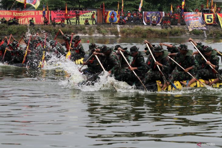 Lomba dayung perahu karet Korps Marinir