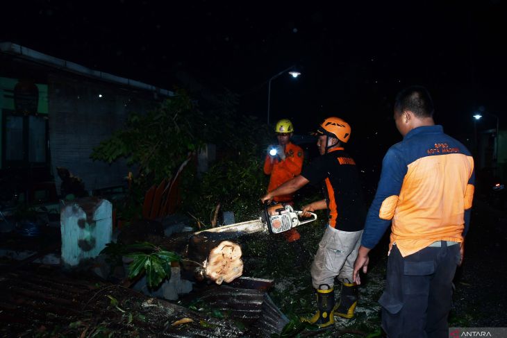 Bencana angin kencang di Madiun