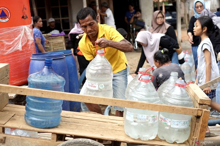 Bantuan air bersih warga terdampak kekeringan di Trenggalek