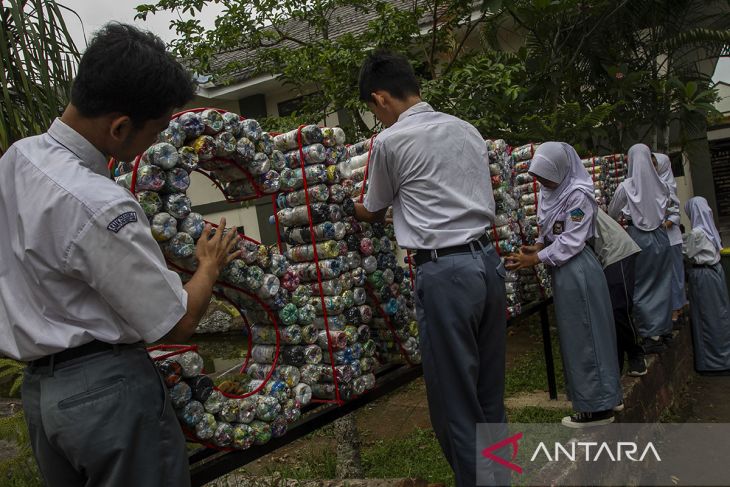 Pemanfaatan sampah plastik untuk dekorasi sekolah di Pandeglang