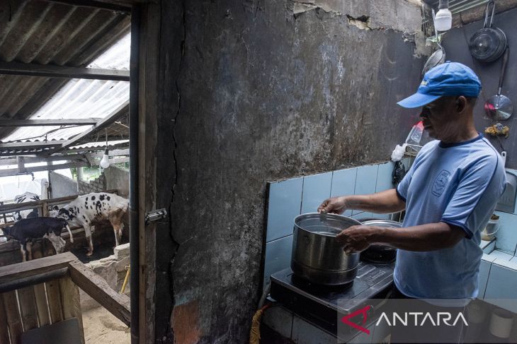 Peternak mengolah kotoran hewan (kohe) dengan teknologi biodigester jadi biogas di Lembang