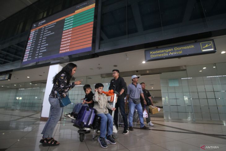 Jumlah kunjungan wisman melalui Bandara Juanda menurun