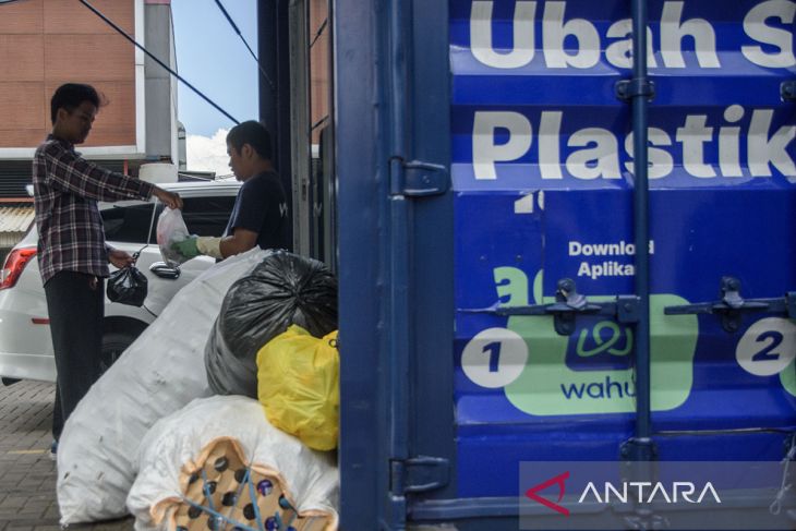 Layanan penukaran sampah plastik di Kota Bandung