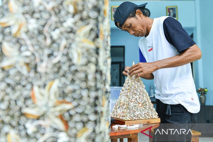 Kerajinan lampu hias dari limbah cangkang kerang