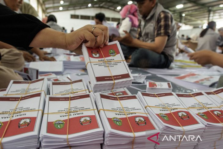 Penyortiran dan pelipatan surat suara Pilkada 2024 di Bandung