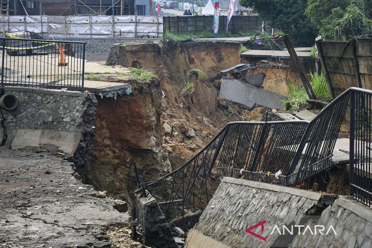 Tanah longsor di Pagedangan Tangerang