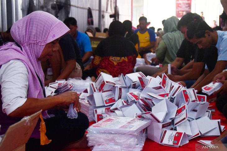 Sortir dan lipat surat suara Pilkada di Madiun