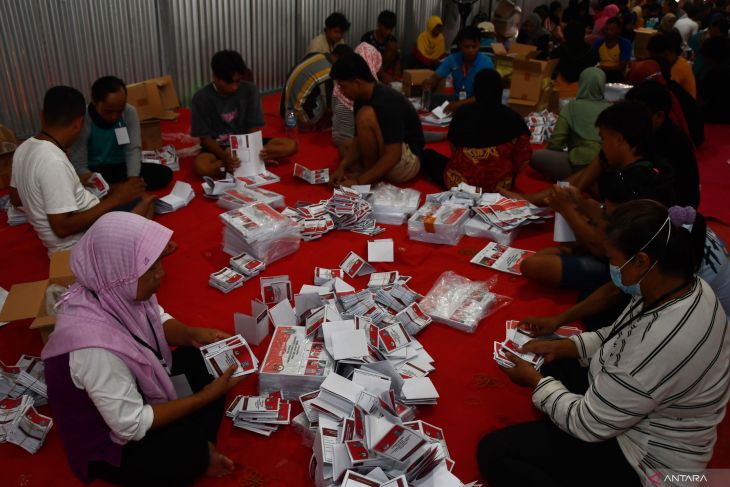 Sortir dan lipat surat suara Pilkada di Madiun