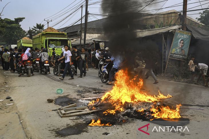 Aksi protes akibat kecelakaan truk tanah di Tangerang