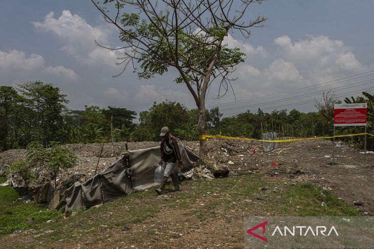 Penyegelan tempat pembuangan limbah pabrik kertas ilegal